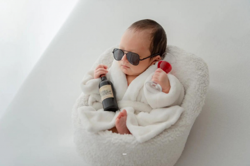 宜都满月宝宝趴着睡